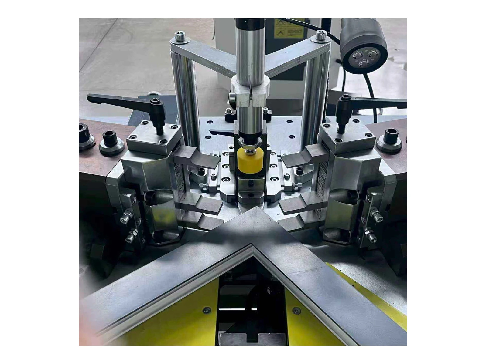 Heavy-Duty Aluminium Corner Crimping Machine LJJ-180A - view 2